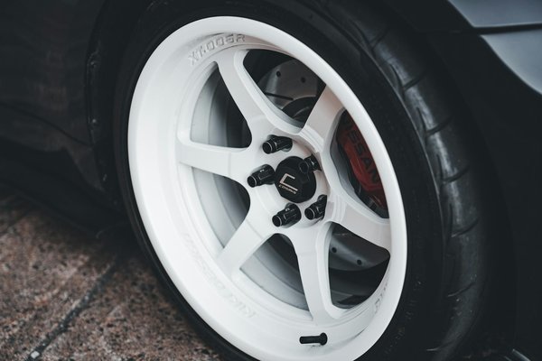 Quels sont les avantages des systèmes de freinage à tambour pour les motos anciennes?