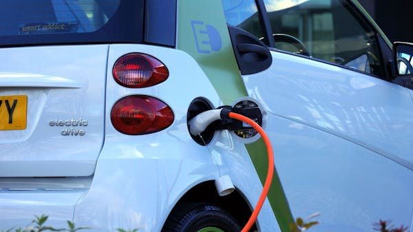 Pourquoi adopter les voitures hybrides et électriques dès aujourd'hui